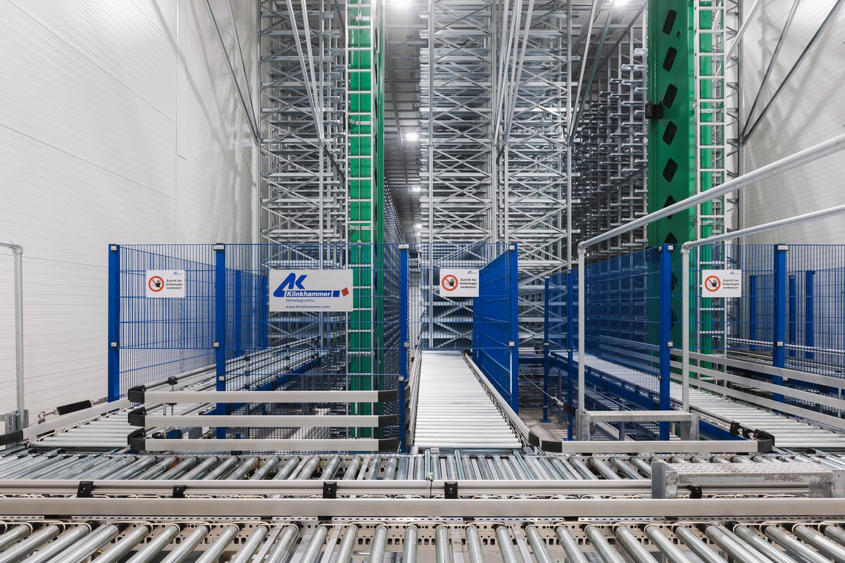 AKL Lager: Hier wird unser gesamtes Tiefkühlsortiment automatisiert verwaltet und bei -18°C bis -24°C gekühlt.